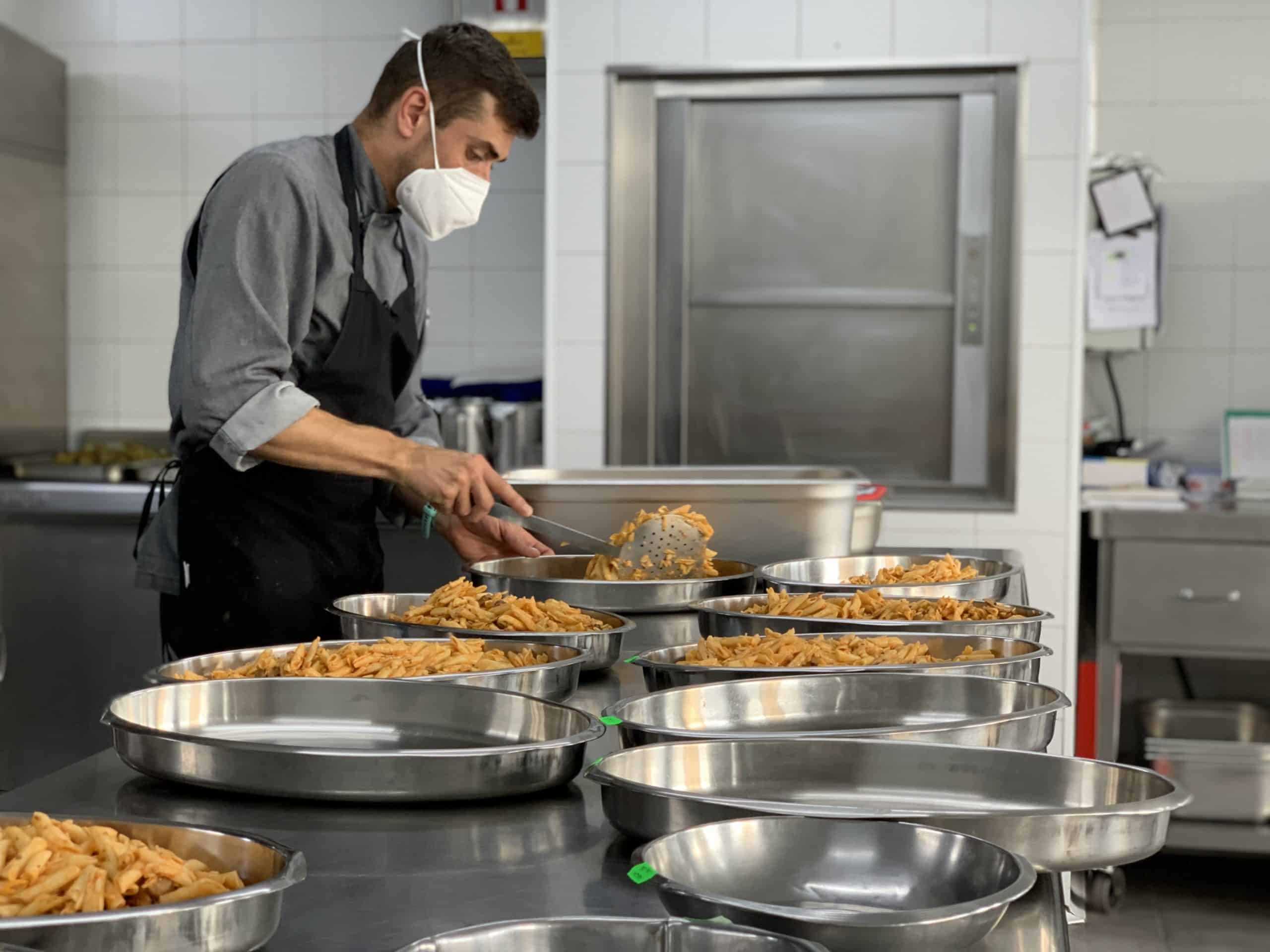 preparando comida catering